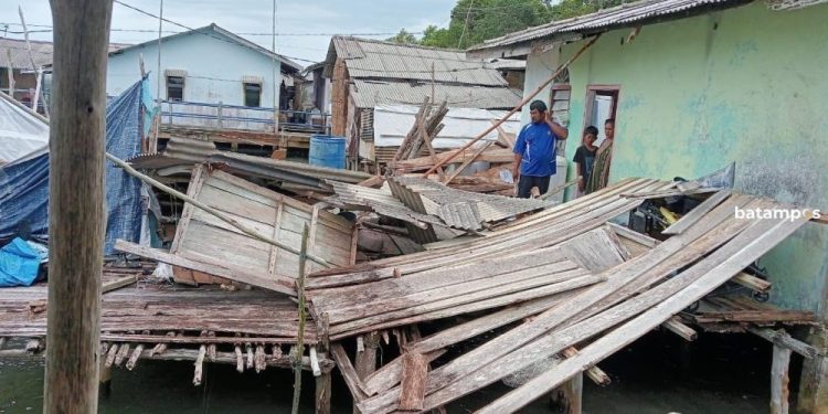 Angin Kencang Selama Empat Hari Menghancurkan 11 Rumah Warga di Bintan