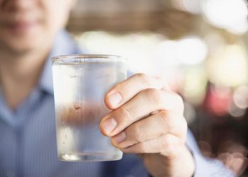 Dampak Buruk Minum Air Dingin bagi Tubuh Fakta Ilmiah Suhu Air untuk Kesehatan