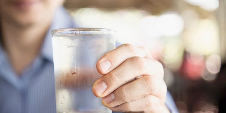 Dampak Buruk Minum Air Dingin bagi Tubuh Fakta Ilmiah Suhu Air untuk Kesehatan