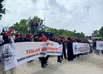 Buruh Menggelar Aksi di PT ASL, Seluruh Pekerja Diliburkan