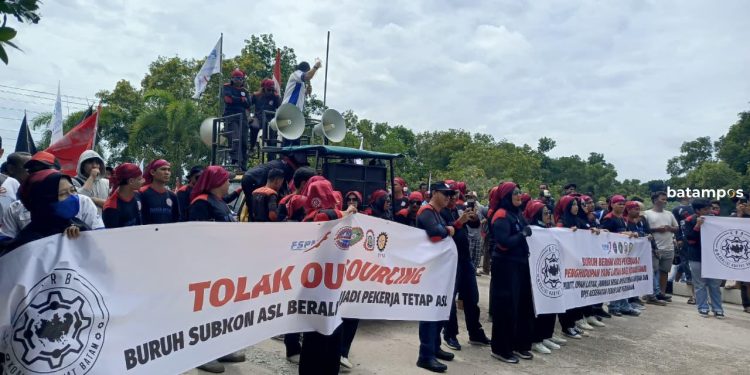 Buruh Menggelar Aksi di PT ASL, Seluruh Pekerja Diliburkan