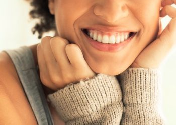 7 Cara Alami Memutihkan Gigi Kuning yang Membandel