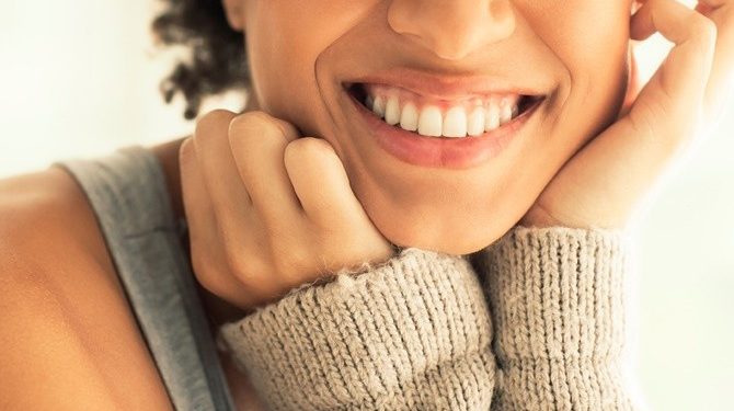 7 Cara Alami Memutihkan Gigi Kuning yang Membandel