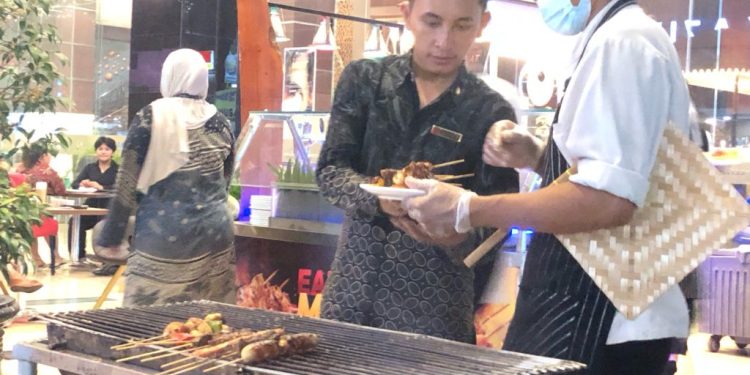 Sensasi Kuliner Angkringan di Teras Hotel Swiss-Belhotel Harbour Bay