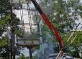 Penertiban Reklame di Batuaji Hampir Menyebabkan Kecelakaan oleh Crane Sambar Kabel Listrik