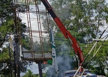 Penertiban Reklame di Batuaji Hampir Menyebabkan Kecelakaan oleh Crane Sambar Kabel Listrik
