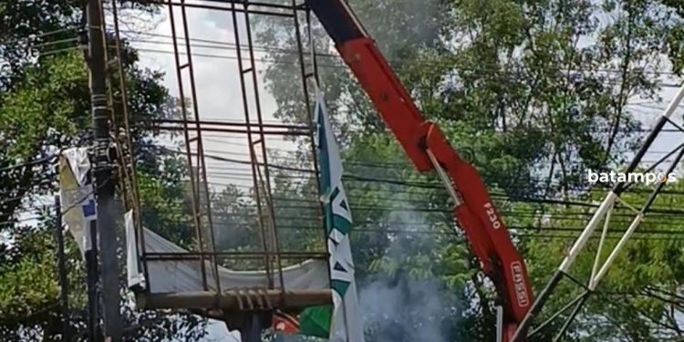 Penertiban Reklame di Batuaji Hampir Menyebabkan Kecelakaan oleh Crane Sambar Kabel Listrik