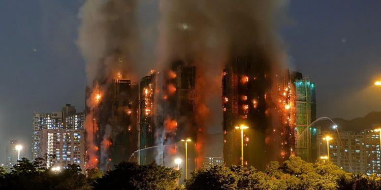 7 dari 8 Menara di Kompleks Apartemen Hongkong Terbakar, 13 Penghuni Tewas
