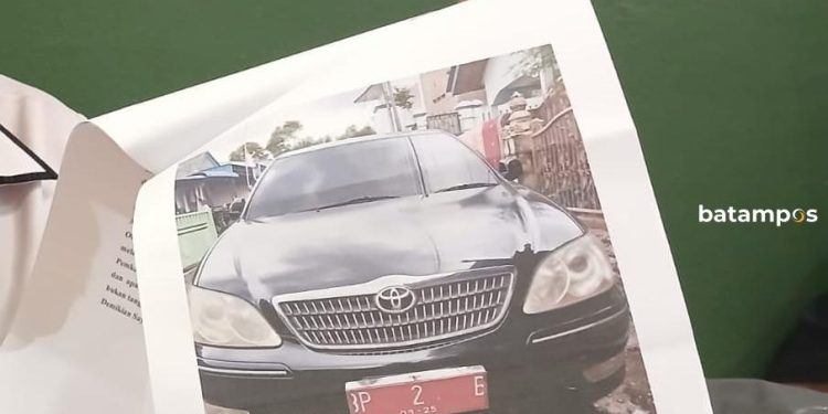 Mobil Dinas Terparkir Lama di Warung Pecel Lele Tanjungpinang Kepri