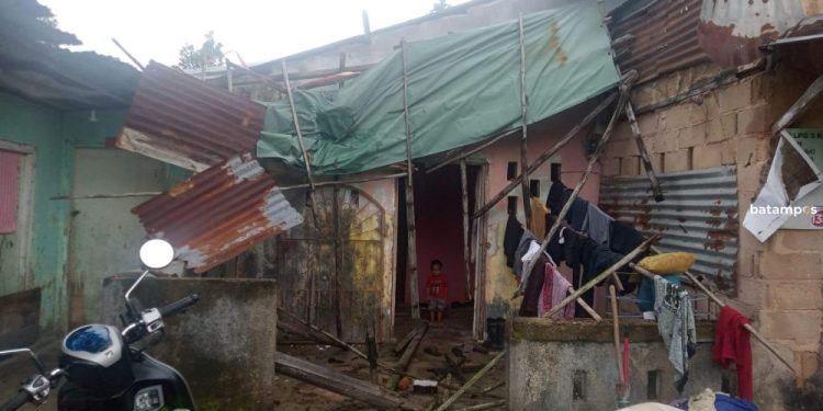 Video Rumah Lansia di Bintan Timur Rusak Akibat Angin Kencang