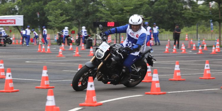 Waspadai Bahaya Rem Depan Saat Menikung, Ini Penjelasan Instruktur Safety Riding