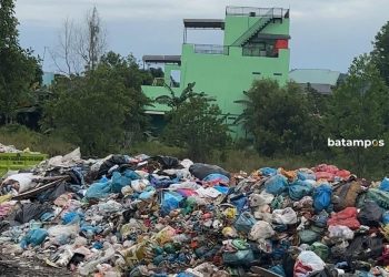 Aroma Busuk Tercium Jarak Jauh, Tumpukan Sampah Ganggu Aktivitas Sekolah di Batam