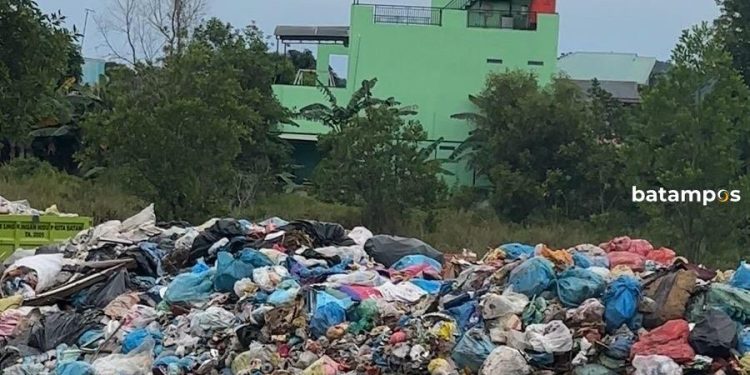 Aroma Busuk Tercium Jarak Jauh, Tumpukan Sampah Ganggu Aktivitas Sekolah di Batam