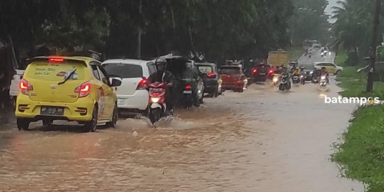 Hujan Membuat Jalan Tengku Sulung Terendam Banjir