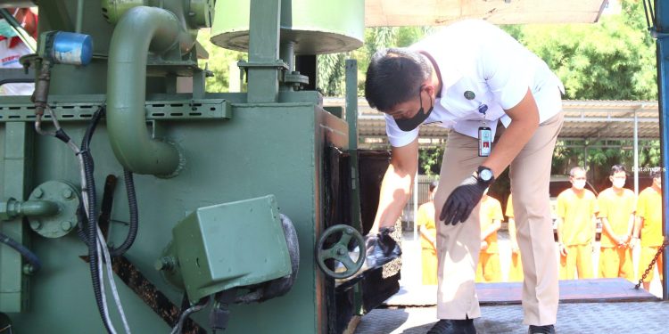 Enam Kasus Terungkap, Ribuan Butir Ekstasi dan 2 Kg Sabu Dimusnahkan BNNP Kepri