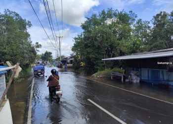 Banjir Rob Rendam Permukiman dan Jalan Raya Tanjungpinang, Sampah Membanjiri Area