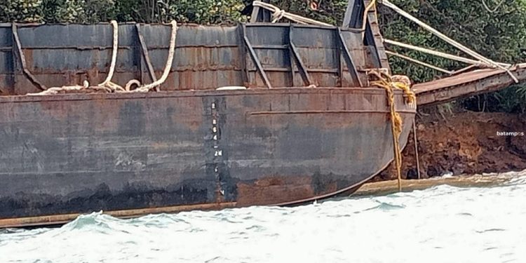 Kronologi Tongkang KPS 1203 Terombang-ambing dan Kandas di Pulau Raja Batam
