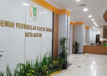 Warga Tanjung Sengkuang Segel Meteran Air di Kantor DPRD Batam