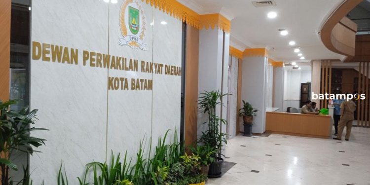 Warga Tanjung Sengkuang Segel Meteran Air di Kantor DPRD Batam