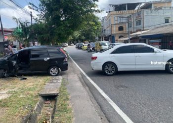 Kecelakaan Lalu Lintas di Ahmad Yani Tanjungpinang Mengakibatkan Dua Mobil Rusak Parah