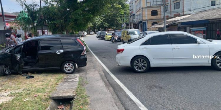 Kecelakaan Lalu Lintas di Ahmad Yani Tanjungpinang Mengakibatkan Dua Mobil Rusak Parah