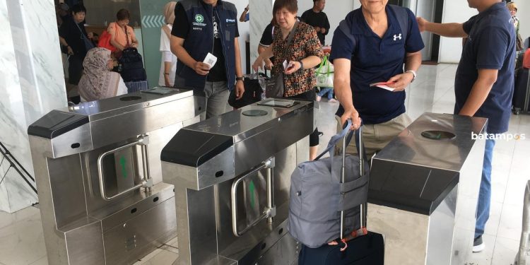 Antrean Panjang di Pelabuhan Karimun, WNA Kembali ke Singapura dan Malaysia