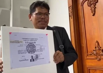 Pamerkan Salinan Ijazah Jokowi di KPU RI, Klaim Terlegalisir Tanpa Sensor
