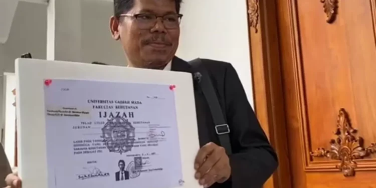 Pamerkan Salinan Ijazah Jokowi di KPU RI, Klaim Terlegalisir Tanpa Sensor