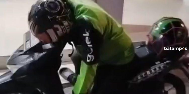 Driver Gojek Meninggal di Atas Sepeda Motornya saat Dikira Istirahat