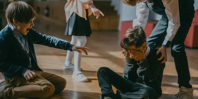 7 Kebiasaan Orang Tua Saat Anak Mengalami Bullying dari Teman